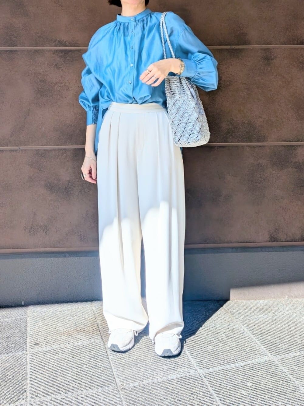 ホワイト系のその他パンツ、ブルー系のシャツ/ブラウスを着用したレディースの春コーディネートの1枚目の写真