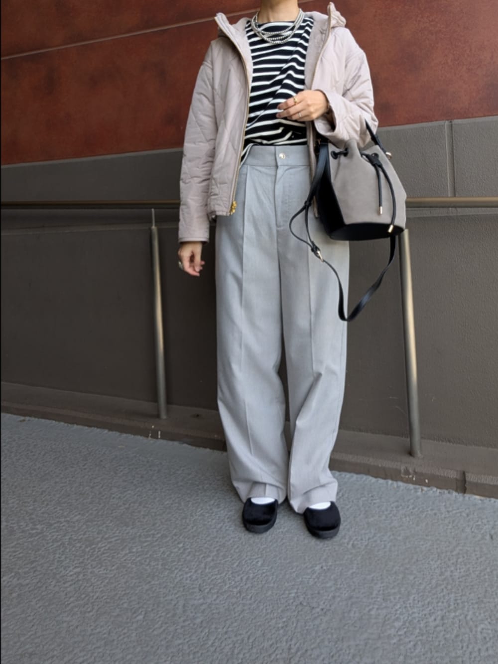 ブラウン系のその他パンツ、ベージュ系のブルゾンを着用したレディースの秋コーディネートの1枚目の写真