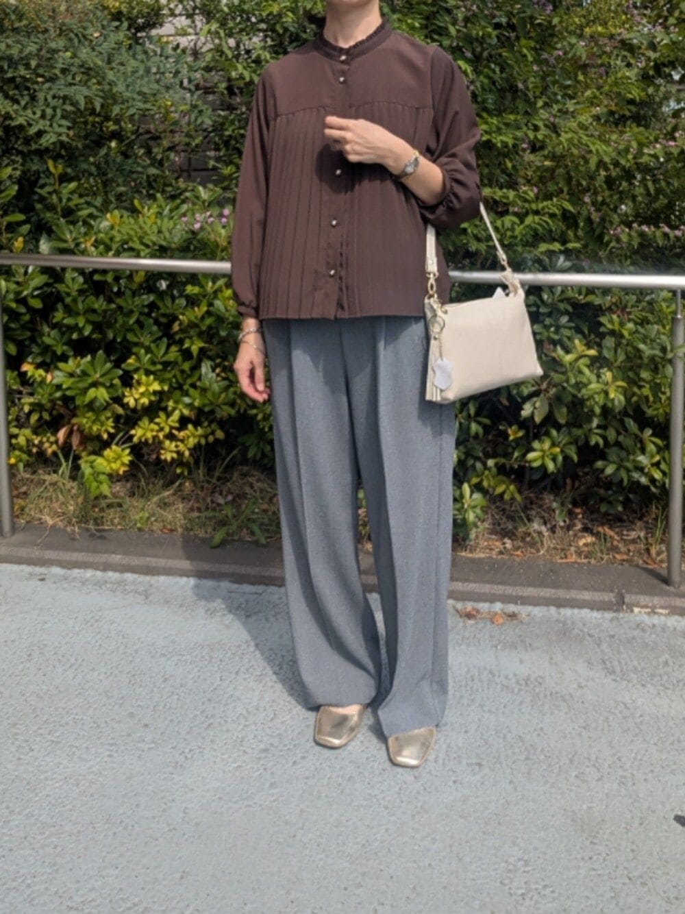 グレー系のその他パンツ、ブラウン系のシャツ/ブラウスを着用したレディースの秋コーディネートの1枚目の写真