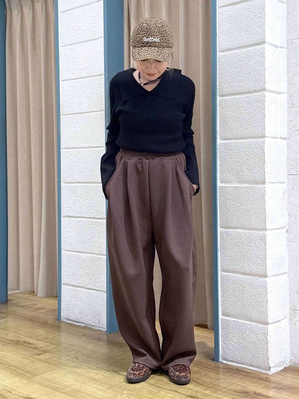 ブラウン系のスウェットパンツ、その他のローファー、ブラック系のニット/セーターを着用したレディースの秋コーディネートの1枚目の写真