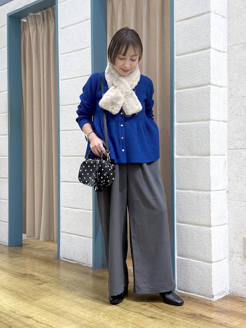 グレー系のその他パンツ、その他のボストンバッグ、ブラック系のブーツを着用したレディースの秋コーディネートの1枚目の写真