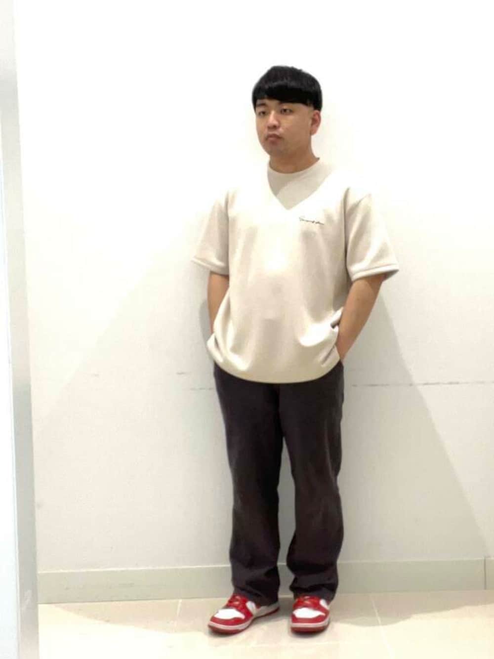 ベージュ系のTシャツ/カットソー、グレー系のその他パンツを着用したメンズの夏コーディネートの1枚目の写真