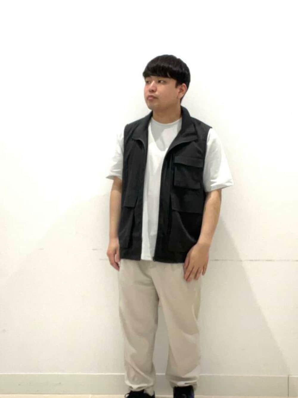 ベージュ系のその他パンツ、ホワイト系のシャツ/ブラウス、グレー系のブルゾンを着用したメンズの夏コーディネートの1枚目の写真