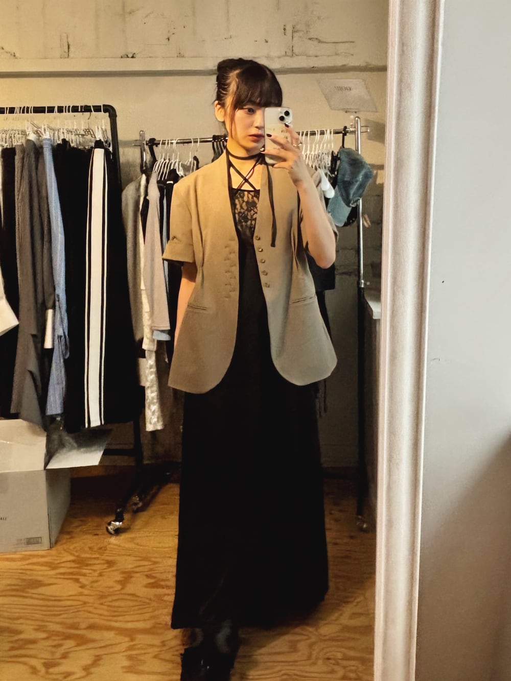 「半袖ジャケット」｜「LA PEAU DE GEMの【LA PEAU DE GEM】halfsleeve hole jacket/ハーフスリーブホールジャケット（テーラードジャケット、ベージュ系）」を使った、　akaneさん（レディース・161cm）の夏コーディネートの1枚目の写真