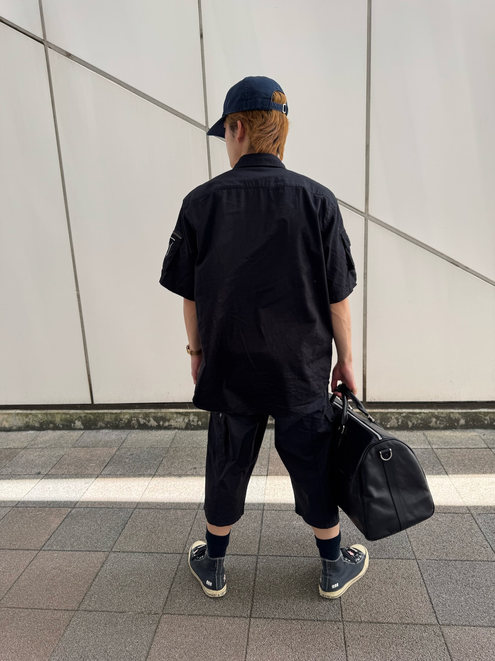 「ブラックコーデ、シャツスタイル、オールブラック、ボストンバッグ、クロップドパンツ、クロップド丈、スニーカーコーデ、トラベル /リゾート、スニーカー、AVIREX、AVIREX海老名」｜「AVIREXのBASIC FATIGUE SHORT SLEEVE SHIRT / ベーシック ファティーグ 半袖シャツ / AVIREX / アヴィレックス（シャツ/ブラウス、ブラック系）」を使った、リュウノスケさん（メンズ・169cm）の夏コーディネートの1枚目の写真
