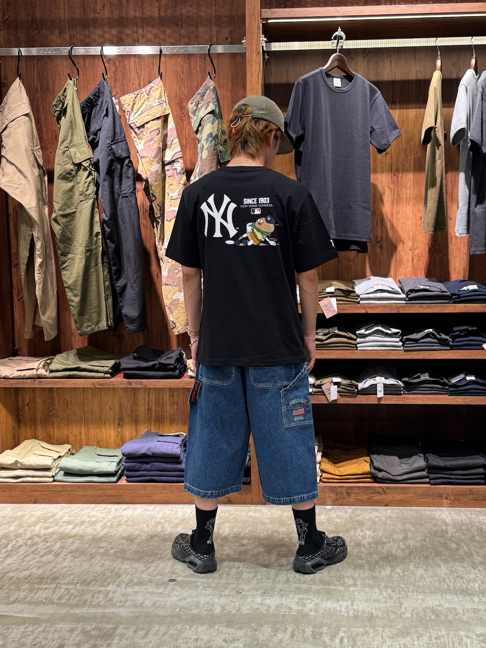 「AVIREX、デニムパンツ、クロップドパンツ、デニムショートパンツ、クロップド丈、MLB、アビレックス(AVIREX)、AVIREX海老名、AVIREX海老名店、AVIREXららぽーと海老名」｜「MLBのAVIREX ×  NEW YORK YANKEES T-SHIRT（Tシャツ/カットソー、ブラック系）」を使った、リュウノスケさん（メンズ・169cm）の夏コーディネートの1枚目の写真