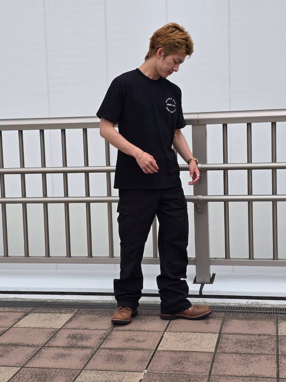 「カーゴパンツ、レザー、AVIREX、AVIREX海老名、レザーブーツ、オールブラック、ハズし、ブラックコーデ、大人カジュアル、カジュアルスタイル」｜「AVIREXのVARSITY LOGO T-SHIRT / バーシティ ロゴ 半袖Tシャツ / AVIREX / アヴィレックス（Tシャツ/カットソー、ブラック系）」を使った、リュウノスケさん（メンズ・169cm）の夏コーディネートの1枚目の写真