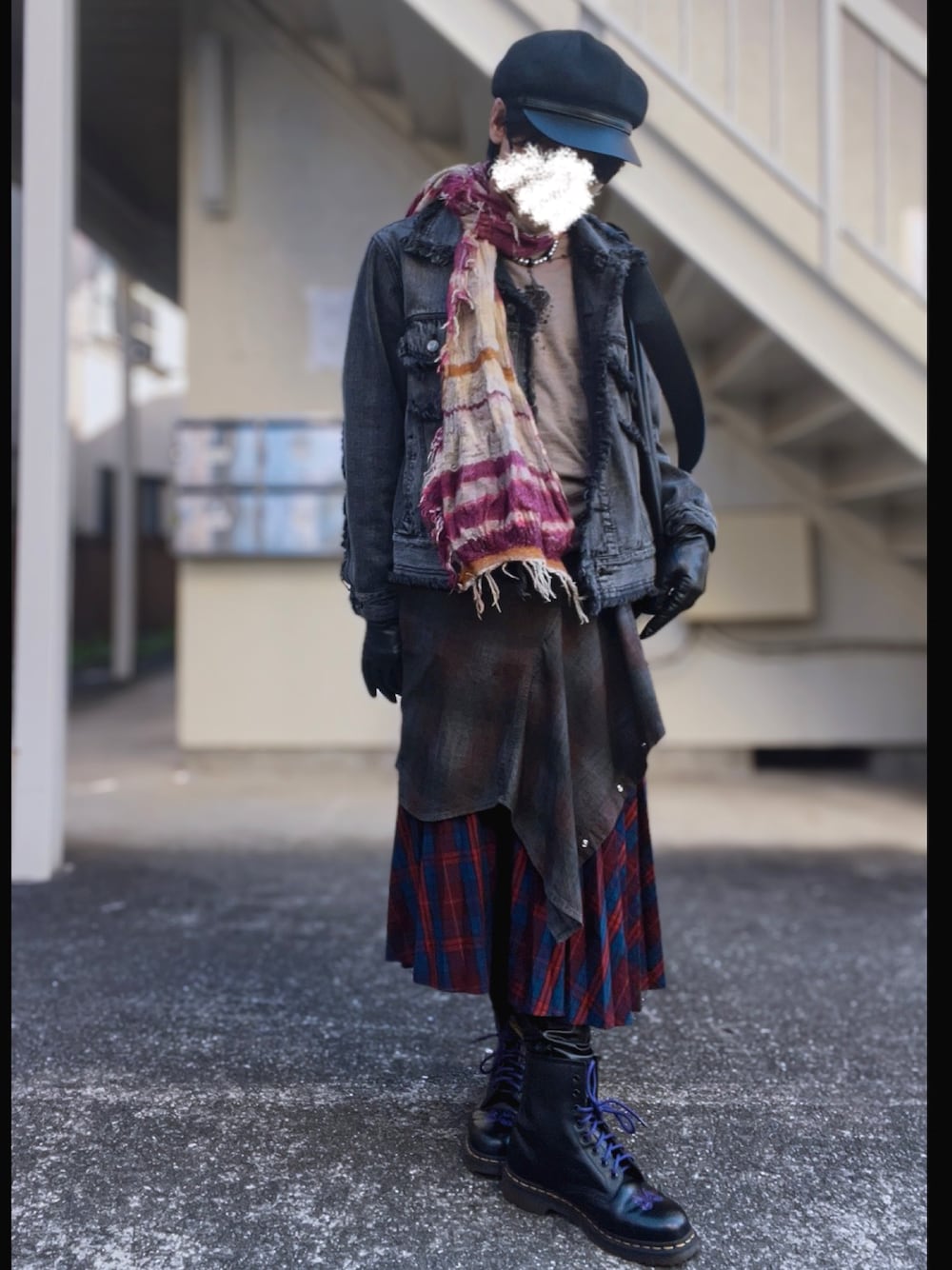 グレー系のニット/セーター、グレー系のデニムジャケット、グレー系のシャツ/ブラウスを着用したメンズの冬コーディネートの1枚目の写真