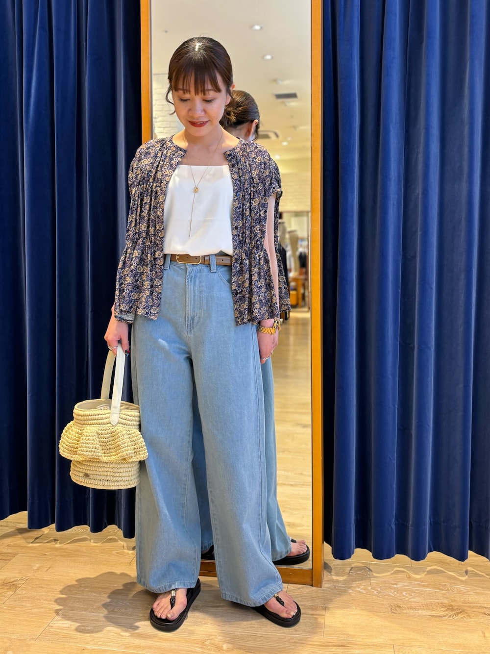 「カジュアル、カジュアルコーデ、オトナカジュアル、オトナ女子、大人カジュアル、大人コーデ、シンプル、シンプルコーデ、ブラウス、デニム、夏コーデ、休日スタイル、デニムコーデ」｜「MICO COULIERのスクエアネックサテンドッキングタンクトップ（Tシャツ/カットソー、ホワイト系）」を使った、miyuさん（骨格ウェーブ・レディース・159cm）の夏コーディネートの1枚目の写真