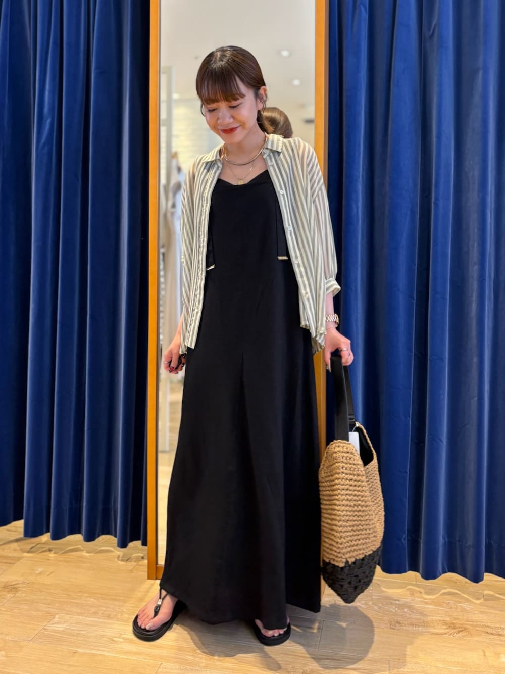 「カジュアル、カジュアルコーデ、オトナカジュアル、オトナ女子、大人カジュアル、大人コーデ、シンプル、シンプルコーデ、シャツスタイル、キャミワンピ、ワンピース、休日スタイル、お出かけコーデ、夏、夏コーデ」｜「MICO COULIERのシャーリングストラップキャミワンピース（ワンピース、ブラック系）」を使った、miyuさん（骨格ウェーブ・レディース・159cm）の夏コーディネートの1枚目の写真