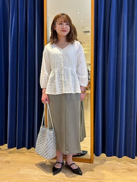 「MICO COULIER（ミコクリエ）のブイネックタックブラウス（シャツ/ブラウス、ホワイト系）」を使った、miyuさん（レディース・159cm）の春コーディネート