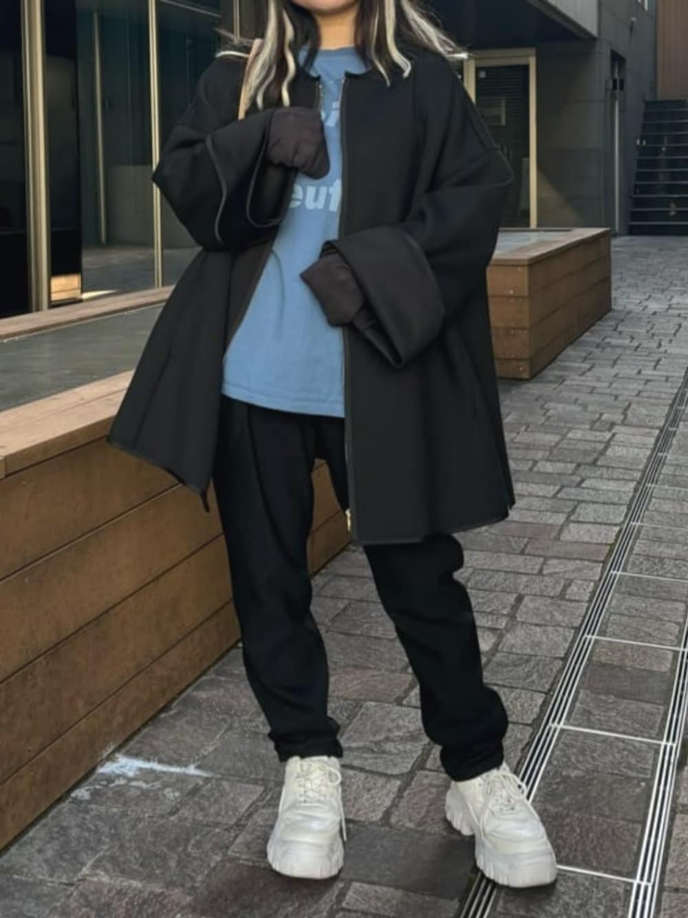 「ストリート、デニム、スニーカー、スポーツミックス、カジュアルコーデ、コート、コートスタイル、Tシャツ、ロゴT、ロゴTシャツ、シアートップス、シアー」｜「un dix corsの楽に羽織れてきれい見え　ダンボールノーカラーコート（ノーカラーコート、ブラック系）」を使った、udcrinoさん（レディース・148cm）の冬コーディネートの1枚目の写真