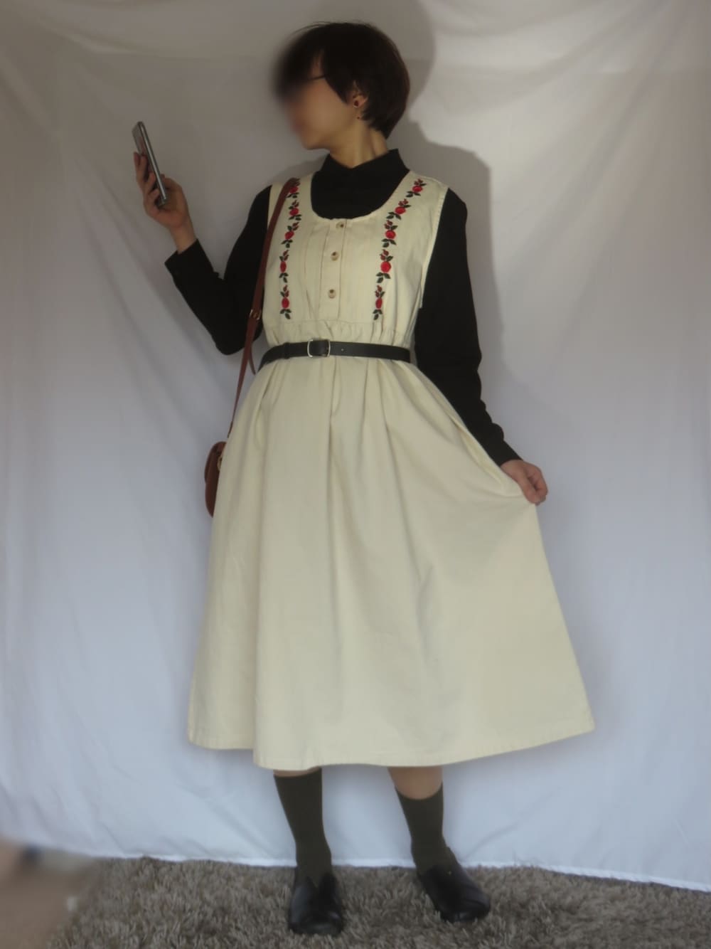 「イエベ秋、薔薇、ジャンパースカート、白ワンピース、黒シャツ、黒ベルト、古着屋、おでかけコーデ、SHEIN、SHEINアイテム」｜「Elcaminoのアイテム（ジャンパースカート、ベージュ系）」を使った、seaboneさん（レディース・165cm）の春コーディネートの1枚目の写真