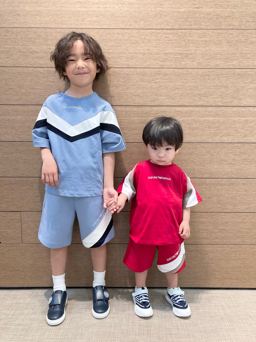 「キッズファッション、キッズコーデ、男の子、兄弟コーディネート、カジュアルコーデ、セットアップ、春夏コーデ」｜「EMPORIO ARMANIのアイテム（Tシャツ/カットソー、ブルー系）」を使った、EAJr名古屋タカシマヤさん（キッズ・120cm）の春コーディネートの1枚目の写真