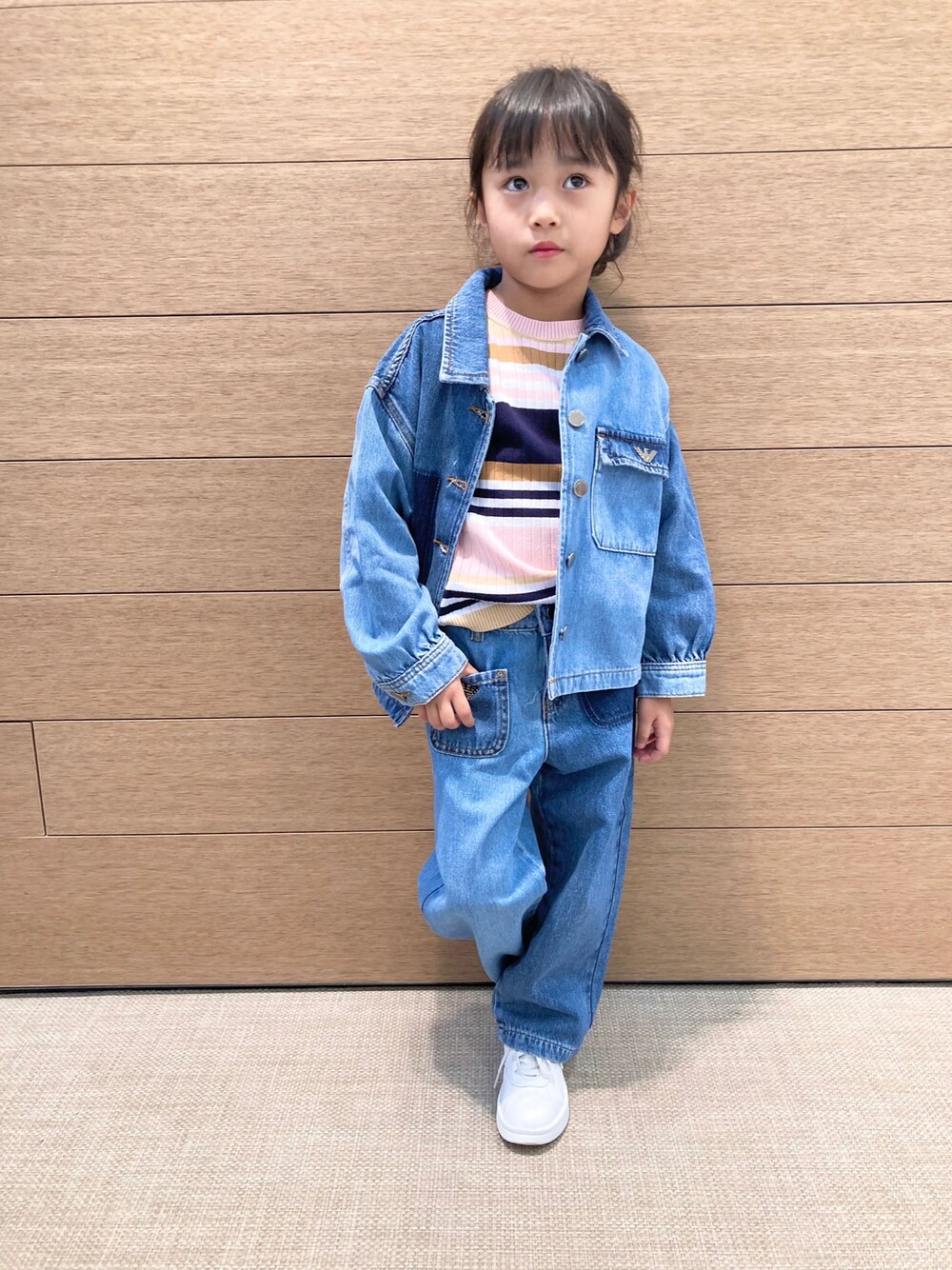 「キッズコーデ、キッズファッション、女の子、女の子コーデ、スニーカー、デニム、デニムパンツ、デニムジャケット、秋コーデ」｜「EMPORIO ARMANIのアイテム（デニムジャケット、ブルー系）」を使った、EAJr名古屋タカシマヤさん（キッズ・110cm）の秋コーディネートの1枚目の写真