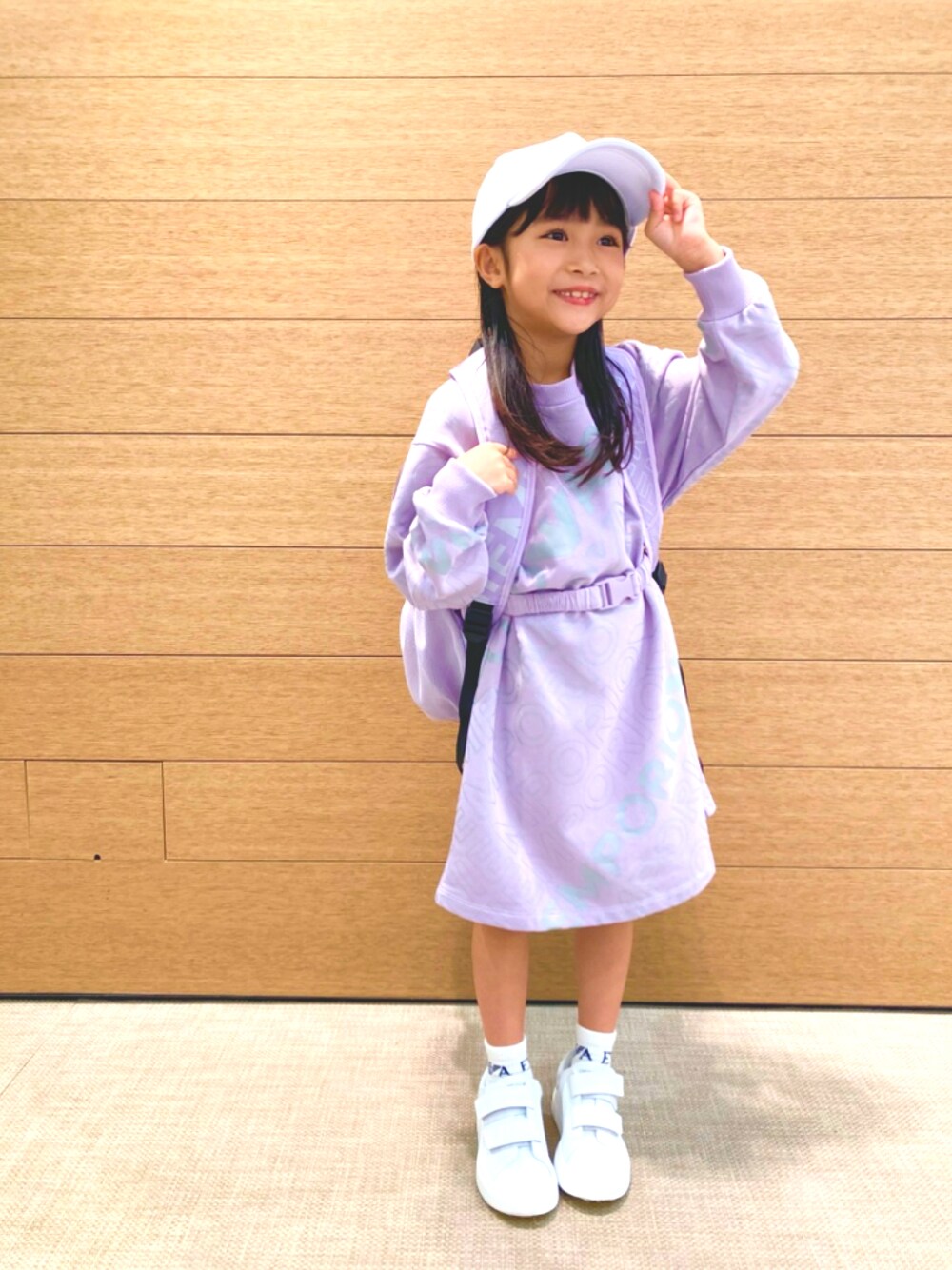 「秋コーデ、カジュアルコーデ、女の子、キッズコーデ、お出かけコーデ、キャップ」｜「EMPORIO ARMANIのアイテム（スニーカー、ホワイト系）」を使った、EAJr名古屋タカシマヤさん（キッズ・130cm）の秋コーディネートの1枚目の写真