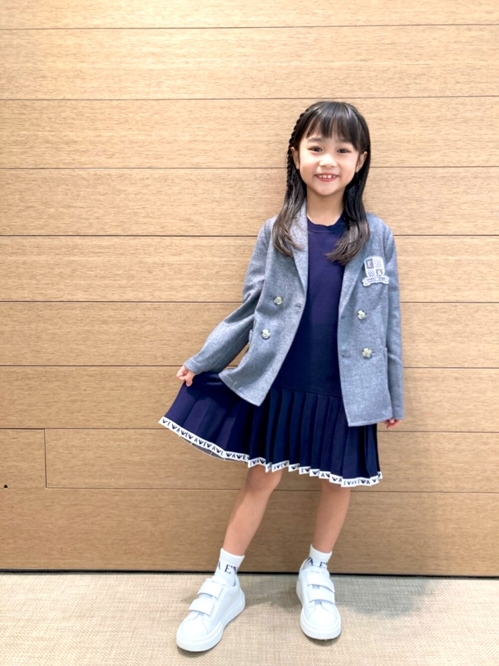 「秋コーデ、こどもコーデ、きれいめカジュアル、ファッションを楽しもう、キッズ」｜「EMPORIO ARMANIのアイテム（ジャケット/アウター、グレー系）」を使った、EAJr名古屋タカシマヤさん（キッズ・130cm）の秋コーディネートの1枚目の写真