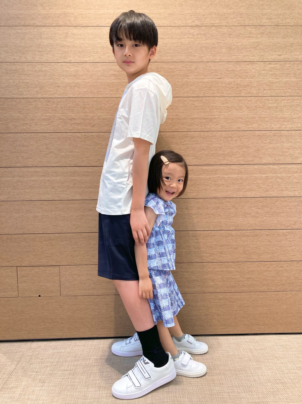 「セットアップ、兄弟コーディネート、男の子、キッズコーデ、キッズファッション、春夏コーデ、カジュアルコーデ」｜「EMPORIO ARMANIのアイテム（オールインワン・サロペット、ホワイト系）」を使った、EAJr名古屋タカシマヤさん（キッズ・150cm）の春コーディネートの1枚目の写真