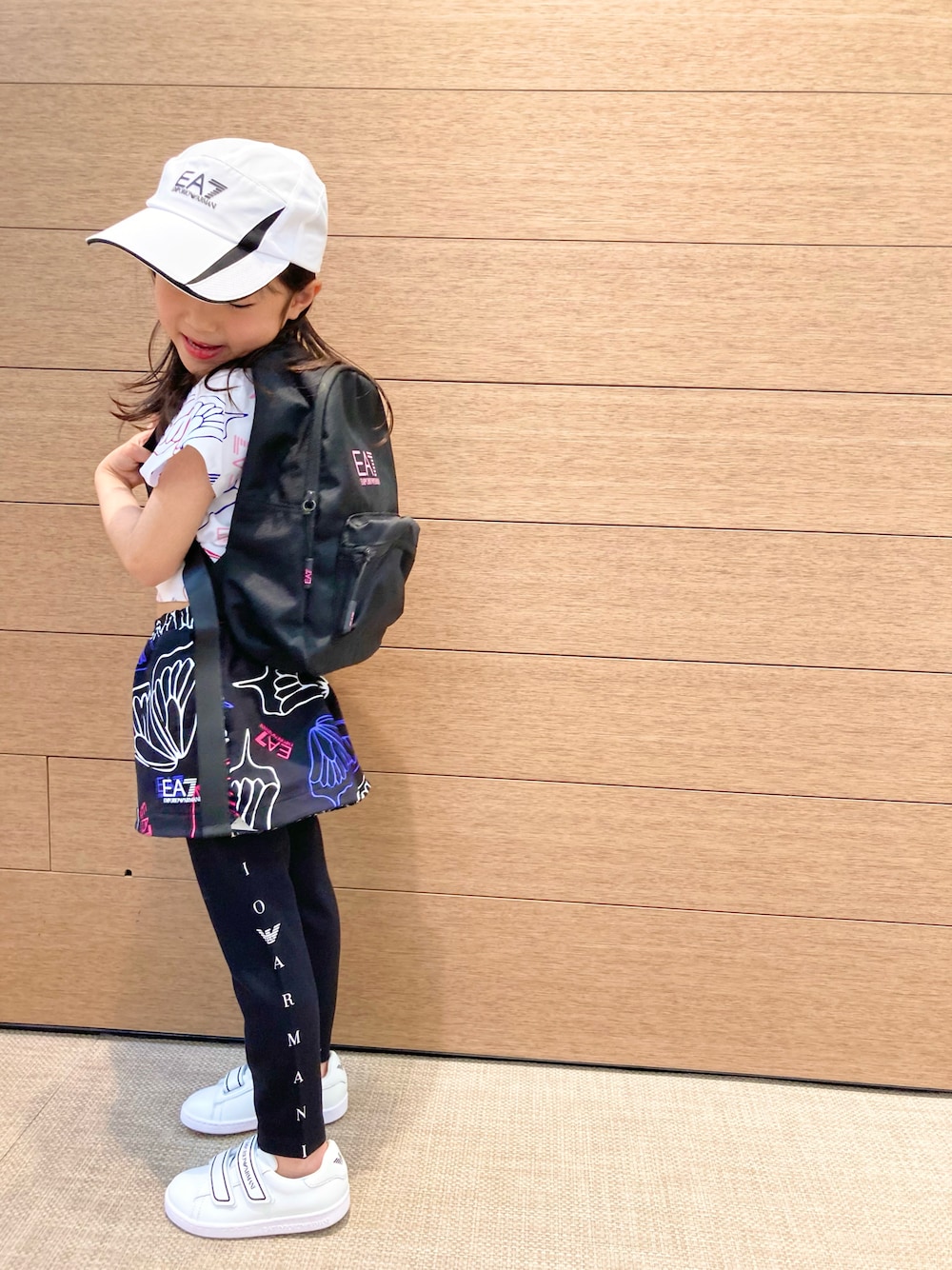 「スポーツミックス、白スニーカー、キッズコーデ、キッズファッション、レイヤードスタイル、女の子」｜「EMPORIO ARMANIの¥10,450（キャップ、ホワイト系）」を使った、EAJr名古屋タカシマヤさん（キッズ・120cm）の春コーディネートの1枚目の写真