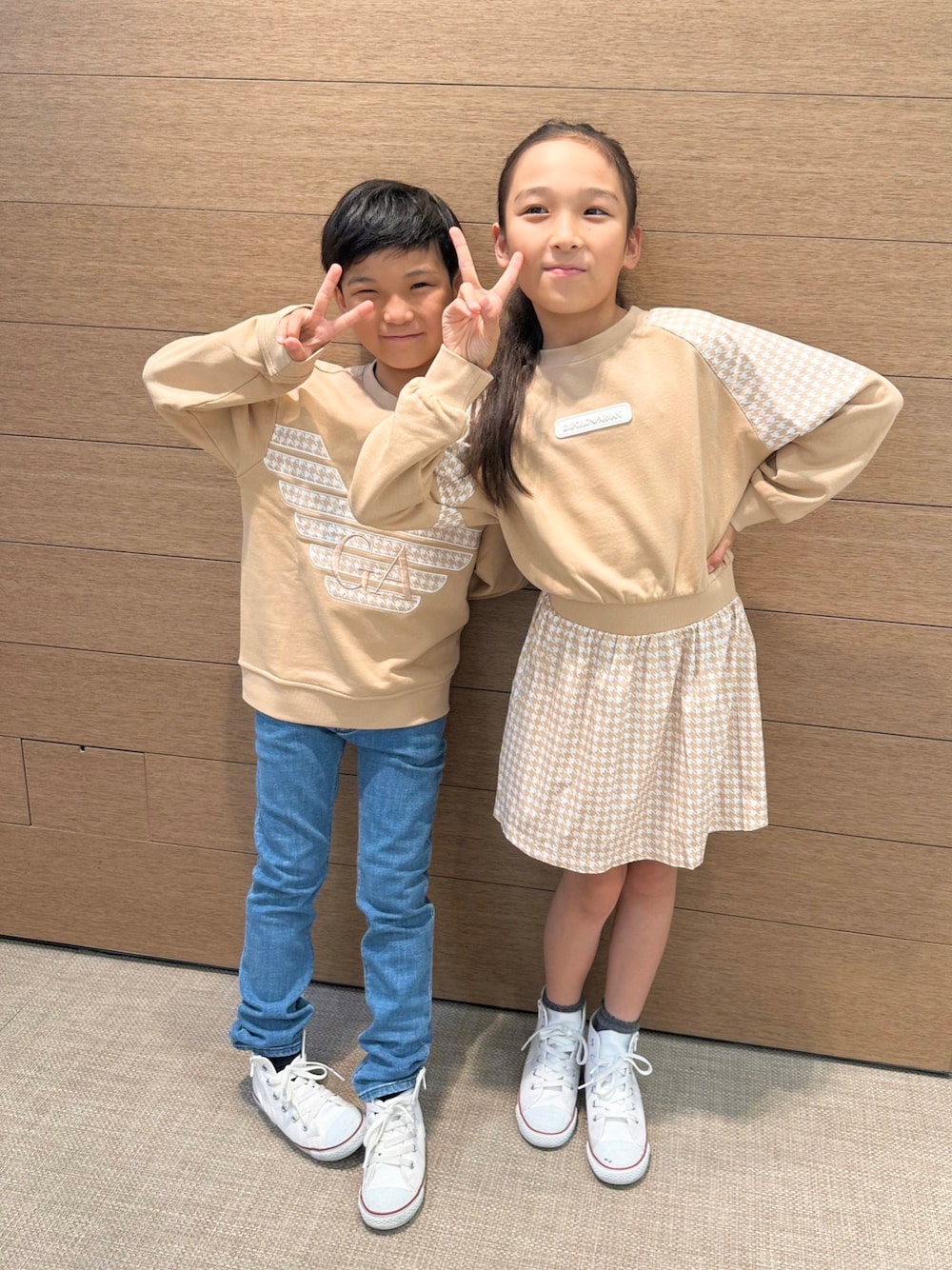 「キッズコーデ、男の子、女の子コーデ、兄弟コーディネート、おそろいコーデ、リンクコーデ、スニーカー、スウェット、デニム、淡色コーデ」｜「EMPORIO ARMANIの¥35,200（スウェット、ベージュ系）」を使った、EAJr名古屋タカシマヤさん（キッズ・140cm）の夏コーディネートの1枚目の写真