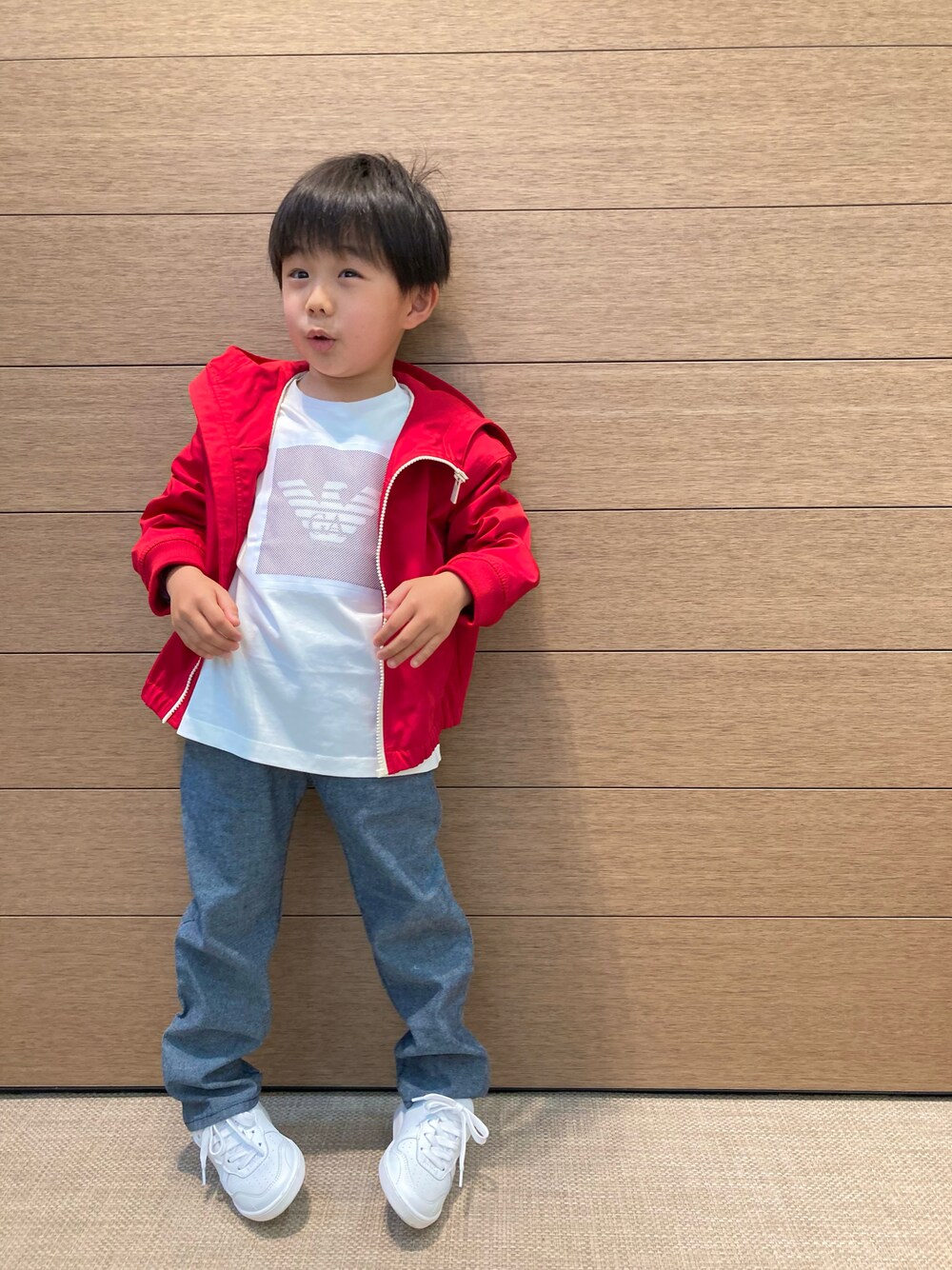 「春服みてみて、春コーデ、シンプルコーデ、男の子、スニーカーコーデ、カジュアル、スニーカー、キッズ、キッズコーデ、キッズファッション、春、春アウター、休日スタイル、おでかけ」｜「EMPORIO ARMANIの¥63,800（ナイロンジャケット、レッド系）」を使った、EAJr名古屋タカシマヤさん（キッズ・120cm）の春コーディネートの1枚目の写真