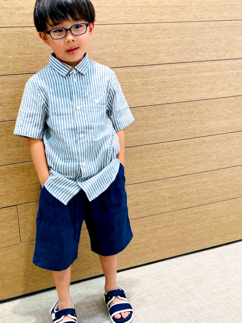 「シンプルコーデ、男の子コーデ、きれいめカジュアル、EMPORIO ARMANI、GIORGIO ARMANI、armaniexchange」｜「EMPORIO ARMANIのアイテム（シャツ/ブラウス、グレー系）」を使った、EAJr名古屋タカシマヤさん（キッズ・125cm）の春コーディネートの1枚目の写真