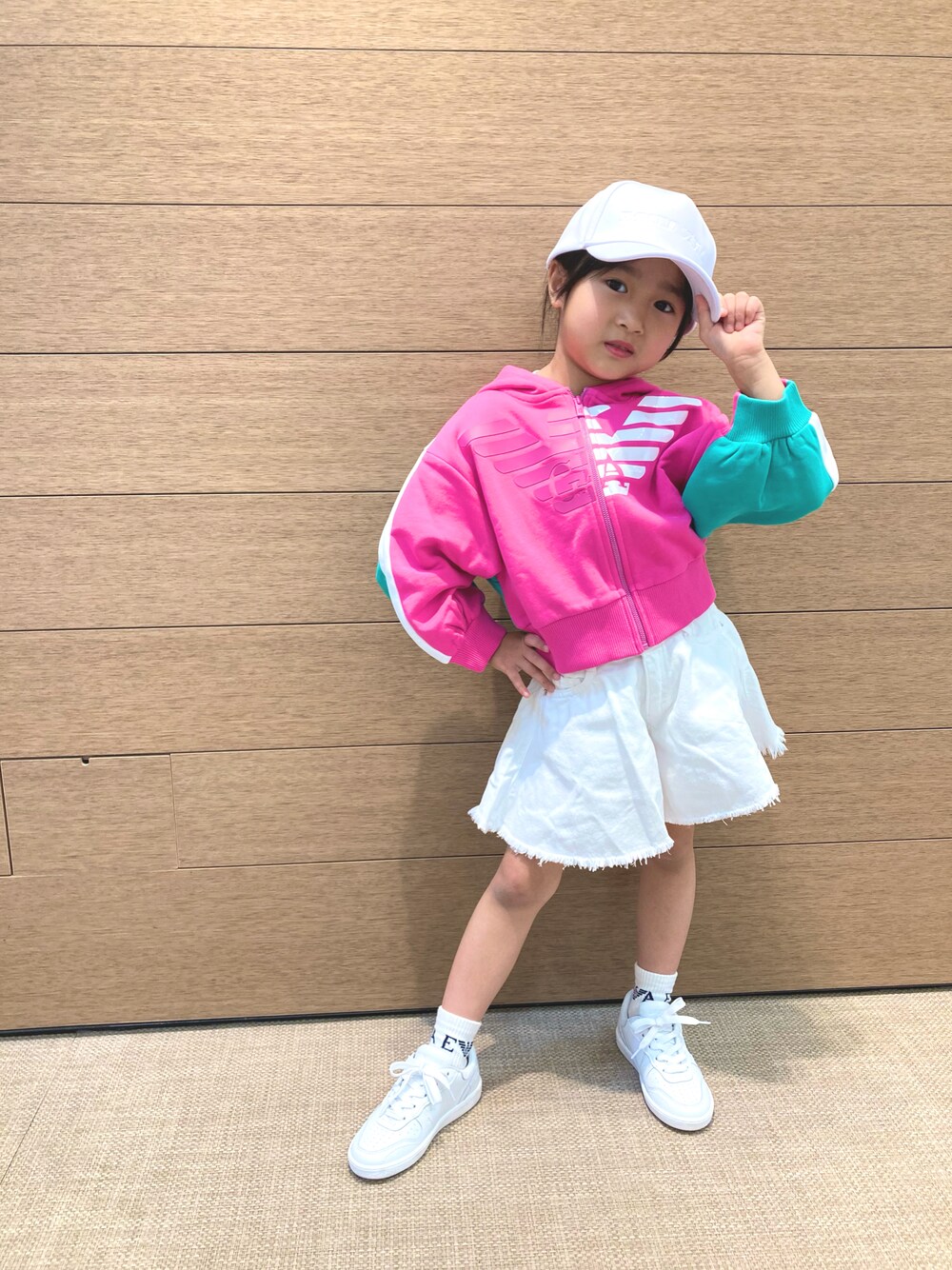 「キッズファッション、EMPORIO ARMANI、春服、女の子、パーカー、こどもコーデ、キッズコーデ、スニーカーコーデ、キャップ」｜「EMPORIO ARMANIの¥48,400（スニーカー、ホワイト系）」を使った、EAJr名古屋タカシマヤさん（キッズ・120cm）の春コーディネートの1枚目の写真