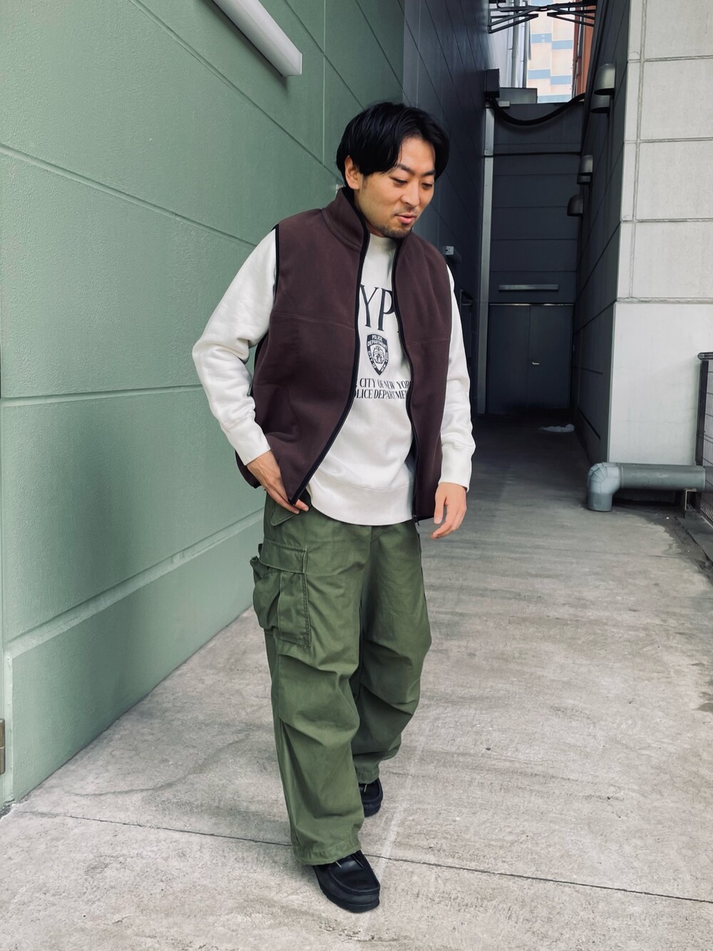 「重ね着ベストシーズン、ストリート、休日スタイル、今日のコーデ、ビッグシルエット、冬コーデ、秋、カジュアルコーデ、メンズファッション、カーゴパンツ、スウェット、スウェットコーデ、ベスト、フリース」｜「GLOSTERの【GLOSTER/グロスター】フリース配色ベスト ジップアップ（ベスト、ブラウン系）」を使った、shouen392さん（メンズ・166cm）の秋コーディネートの1枚目の写真