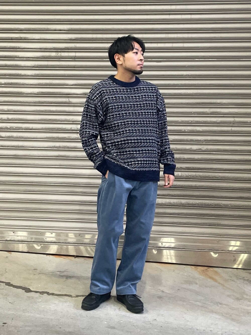 「ファッションを楽しもう、休日スタイル、大人コーデ、シンプル、冬コーデ、お洒落さんとつながりたい、オトナカジュアル、シンプルスタイル、コーデュロイ、ニツト、セーター、ワントーンコーデ」｜「GLOSTERの【GLOSTER/グロスター】POPツイードニット クルーネックプルオーバー（ニット/セーター、ブルー系）」を使った、shouen392さん（メンズ・166cm）の秋コーディネートの1枚目の写真