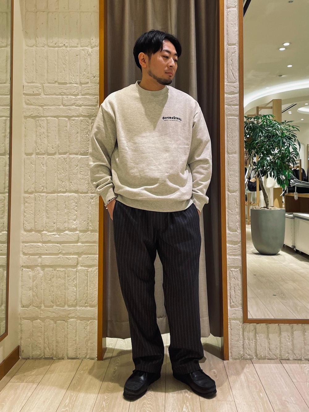 「シンプルコーデ、スウェット、服好きな人と繋がりたい、ワイドパンツ、トレーナー、モノトーン、ストリート、おでかけコーデ、大人コーデ、大人カジュアル、古着コーデ」｜「GLOSTERの【GLOSTER/グロスター】Dogプリント クルーネックスウェット 裏毛 バックプリント（スウェット、ベージュ系）」を使った、shouen392さん（メンズ・166cm）の冬コーディネートの1枚目の写真