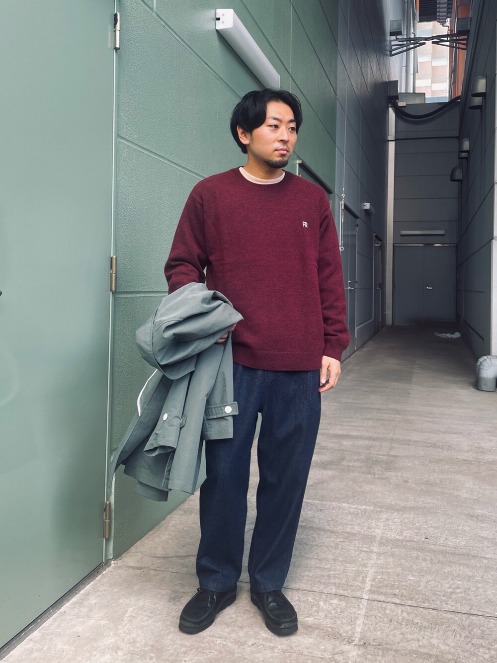 「重ね着ベストシーズン、秋コーデ、オトナカジュアル、シンプルコーデ、休日スタイル、秋、メンズファッション、冬コーデ、低身長、デニム、デニムパンツ、ステンカラーコート、コートスタイル、コート」｜「GLOSTERの【ユニセックス】FR刺繍 ラムウールプルオーバーニット ワンポイント刺繍（ニット/セーター、レッド系）」を使った、shouen392さん（メンズ・166cm）の秋コーディネートの1枚目の写真