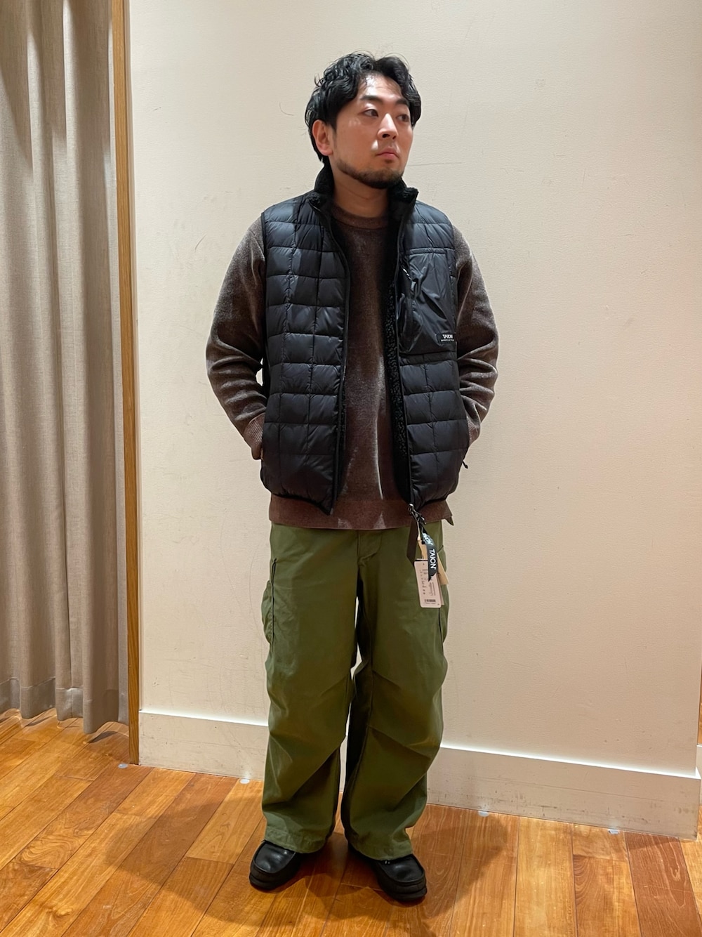 「冬アウター、冬コーデ、休日スタイル、オトナカジュアル、着回しコーデ、ボア、フリース、ダウンベスト」｜「TAIONの【TAION】マウンテン リバーシブル ハイネック ライトダウン×ソフトボア ベスト（ダウンベスト、ベージュ系）」を使った、shouen392さん（メンズ・166cm）の冬コーディネートの1枚目の写真