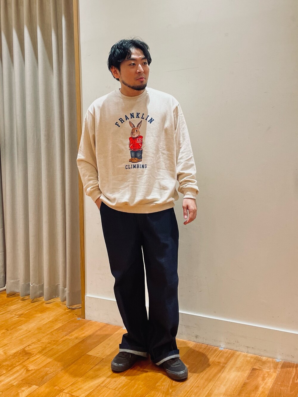 「アウトドアスタイル、秋コーデ、休日スタイル、シンプル、メンズファッション、ワイドパンツ、30代コーデ、スウェット、デニムパンツ、アメカジ、アメカジコーデ」｜「Franklin Climbingの【Franklin Climbing】うさぎスタジャン クルーネック プリントスウェット（スウェット、ホワイト系）」を使った、shouen392さん（メンズ・166cm）の秋コーディネートの1枚目の写真