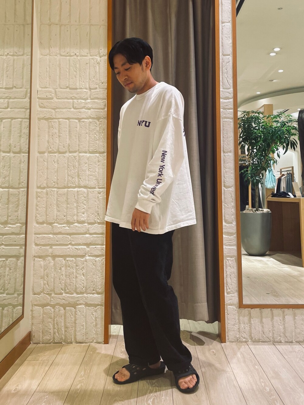「秋服準備はじめました、今日のコーデ、デニム、リラックススタイル、夏コーデ、Tシャツ、ラフ、サンダルコーデ、メンズファッション、ビッグT、古着MIX、ロンT、ストリート」｜「GOOD ROCK SPEEDの【GOOD ROCK SPEED/グッドロックスピード】別注 カレッジロゴ ロンT（Tシャツ/カットソー、ホワイト系）」を使った、shouen392さん（メンズ・166cm）の夏コーディネートの1枚目の写真