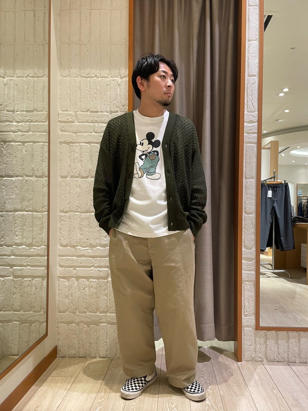 「ストリート、秋服、メンズコーデ、休日コーデ、初秋コーデ、オトナカジュアル、おでかけコーデ、低身長コーデ、カーディガン、カーディガンコーデ、チノパン、バンスクリップ、ミッキー、ディズニーコーデ」｜「GLOSTERの【ユニセックス】クロシェ編みカーディガン 透かし編みニット メッシュカーデ（カーディガン/ボレロ、グリーン系）」を使った、shouen392さん（メンズ・166cm）の秋コーディネートの1枚目の写真
