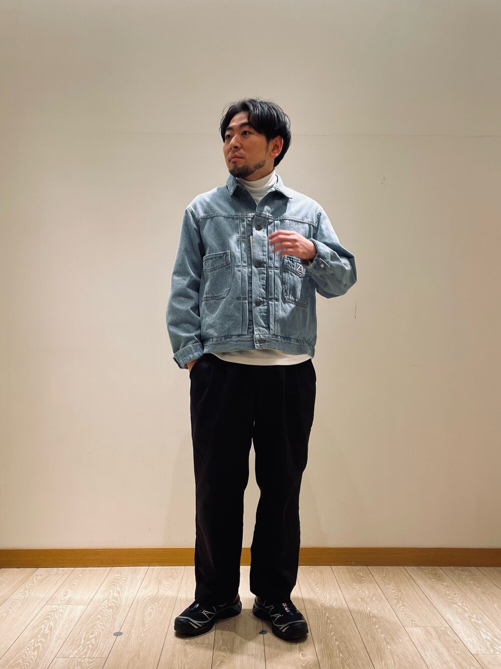 「スニーカー、春アウター、春コーデ、ストリート、服好きな人と繋がりたい、シンプルコーデ、デニム、デニムジャケット、Gジャン、タートルネック、お出かけコーデ」｜「GEVACOの【GEVACO/ゲバコ】10ozデニムジャケット セットアップ（デニムジャケット、ブルー系）」を使った、shouen392さん（メンズ・166cm）の春コーディネートの1枚目の写真