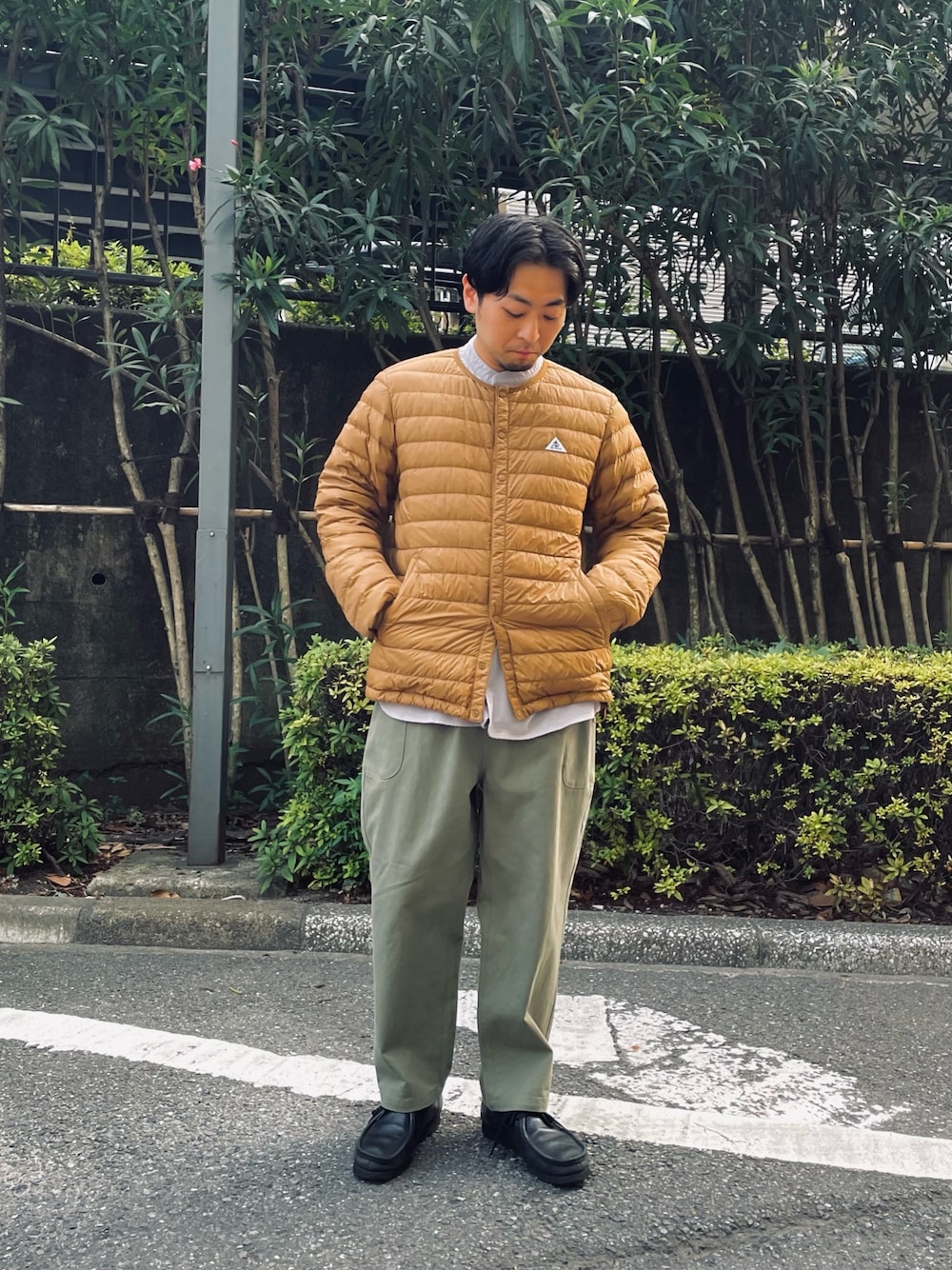 「淡色コーデ、秋コーデ、秋のコーデ、リラックススタイル、レイヤードスタイル、秋服、休日スタイル、アウトドアスタイル、カジュアル、低身長、ダウンジャケット、冬コーデ」｜「GEVACOの【GEVACO/ゲバコ】インナーダウンジャケット クルーネック ワンポイント（ダウンジャケット/コート、イエロー系）」を使った、shouen392さん（メンズ・166cm）の秋コーディネートの1枚目の写真