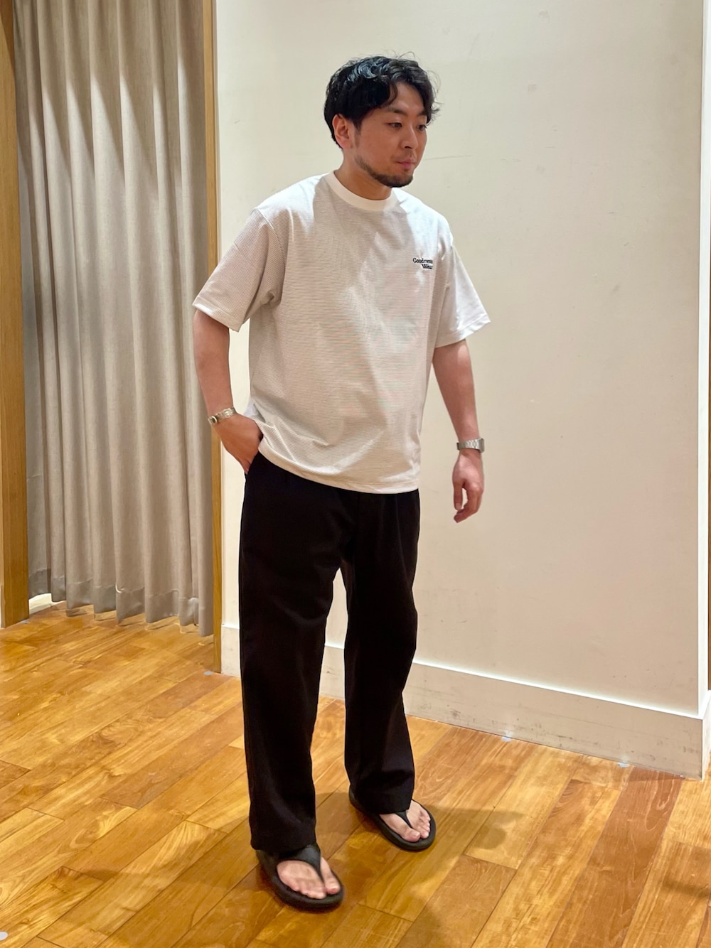 「白Tシャツ、シンプルコーデ、きれいめカジュアル、夏コーデ、サンダル、お出かけコーデ、モノトーン、ボーダー、大人カジュアル、夏ファッション、今日のコーデ、40代ファッション、ブラック、爽やかコーデ、きれいめ」｜「GLOSTERの”速乾性・ストレッチ性・抗ピリング性・耐洗濯性” PERFECTEX 天竺ラッシュTシャツ（Tシャツ/カットソー、ホワイト系）」を使った、shouen392さん（メンズ・166cm）の夏コーディネートの1枚目の写真