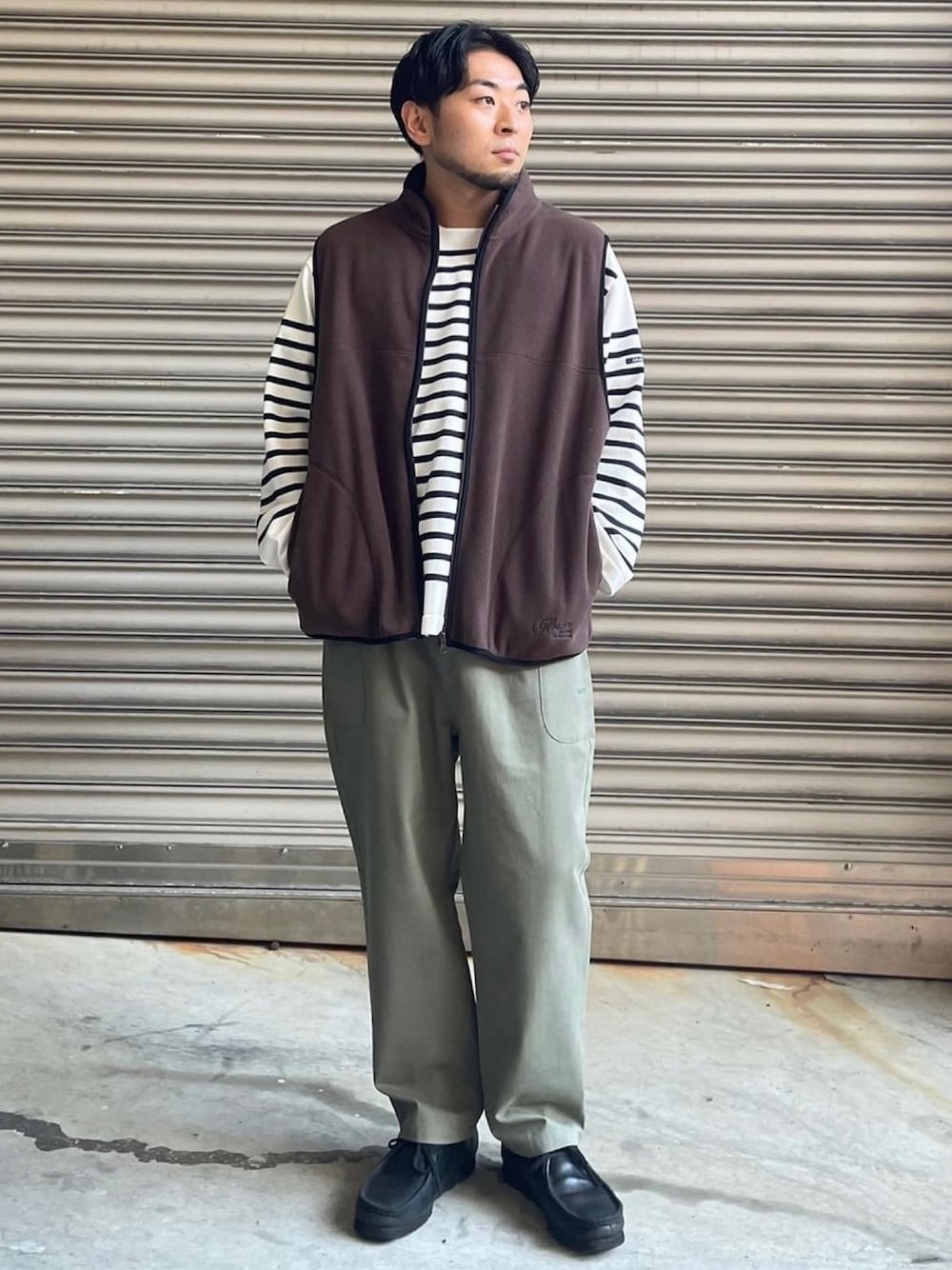 「秋服準備はじめました、今日のコーデ、リラックススタイル、メンズファッション、ラフ、カーゴパンツ、フリース、フリースベスト、ベスト、秋冬コーデ、ボーダー、ボーダートップス」｜「GLOSTERの【GLOSTER/グロスター】フリース配色ベスト ジップアップ（ベスト、ブラウン系）」を使った、shouen392さん（メンズ・166cm）の夏コーディネートの1枚目の写真