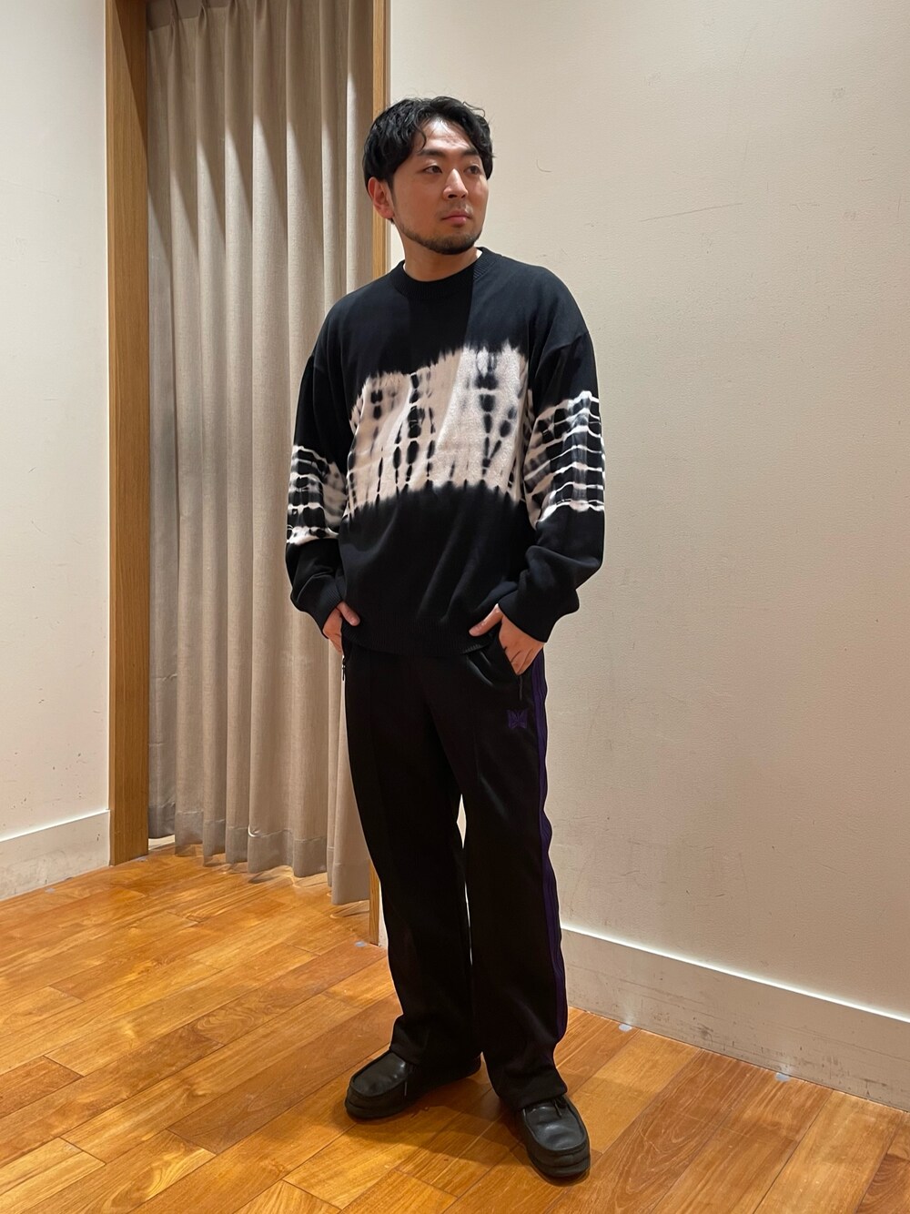 「ブラック、ブラックコーデ、モード、トラックパンツ、古着MIX、春コーデ、春、春夏コーデ、ニット、サマーニット」｜「GLOSTERの【GLOSTER/グロスター】12GGコットンニット タイダイ染め クルーネックプルオーバー（ニット/セーター、ブラック系）」を使った、shouen392さん（メンズ・166cm）の冬コーディネートの1枚目の写真