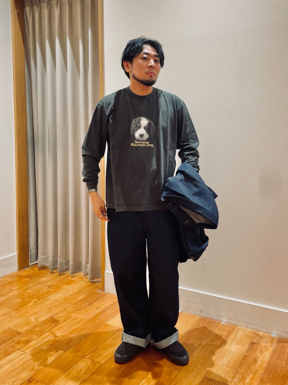 「秋コーデ、大人コーデ、着回しコーデ、古着コーデ、古着MIX、デニム、ロンT、プリントT、デニムジャケット、デニムパンツ」｜「GLOSTERの【GLOSTER/グロスター】DOG&CAT 犬猫プリント ピグメント プリントロンT 長袖Tシャツ（Tシャツ/カットソー、ブラック系）」を使った、shouen392さん（メンズ・166cm）の秋コーディネートの1枚目の写真