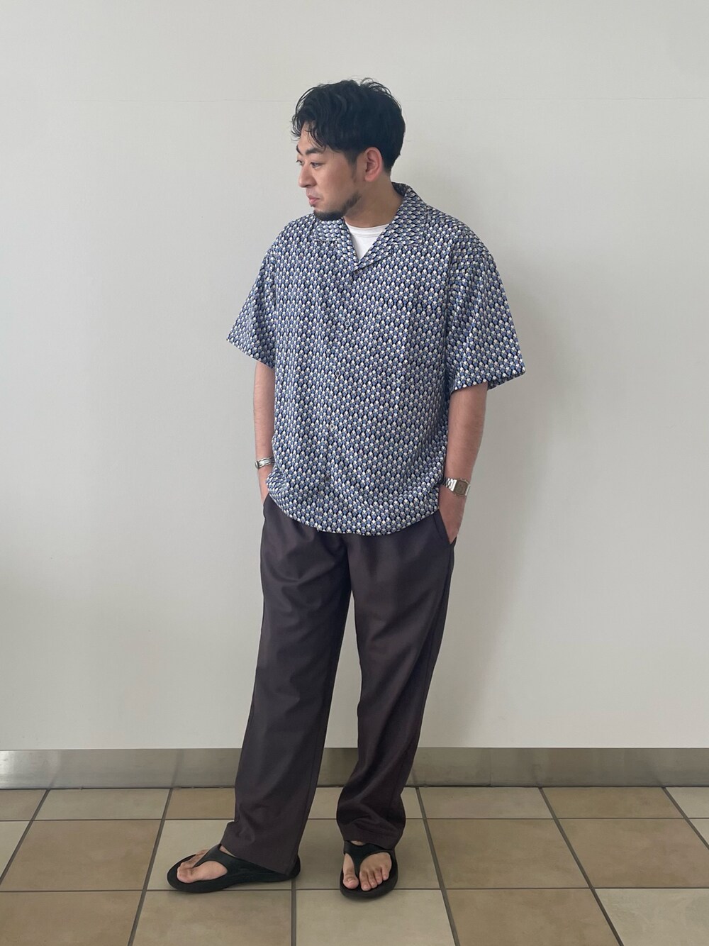 「オープンカラーシャツ、シンプルコーデ、きれいめカジュアル、サンダル、お出かけコーデ、夏コーデ、シャツスタイル、大人カジュアル、夏ファッション、今日のコーデ、40代ファッション、低身長コーデ、グレー、シャツ」｜「GLOSTERの【GLOSTER/グロスター】オールオーバーパターン シャツ 柄シャツ アロハシャツ オープンカラー（シャツ/ブラウス、ブルー系）」を使った、shouen392さん（メンズ・166cm）の夏コーディネートの1枚目の写真