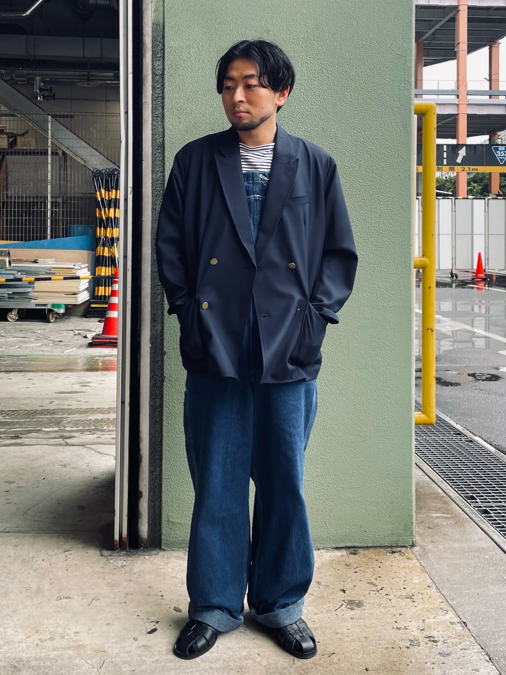 「いまどきジャケット写真、きれいめカジュアル、休日コーデ、オトナカジュアル、大人コーデ、シンプル、春服、ボーダー、アメカジ、ラフ、低身長コーデ、ジャケットスタイル、デニム」｜「GLOSTERの【GLOSTER/グロスター】サマージャケット ネイビーブレザー 紺ブレ 金ボタン ダブル（テーラードジャケット、ブルー系）」を使った、shouen392さん（メンズ・166cm）の春コーディネートの1枚目の写真