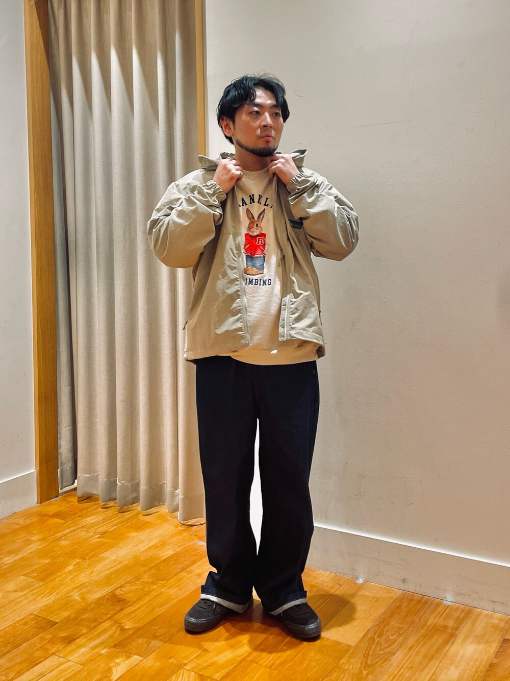 「アウトドアスタイル、秋コーデ、休日スタイル、メンズファッション、大人コーデ、初秋コーデ、30代コーデ、お出かけコーデ、低身長、マウンテンパーカー、デニムパンツ、スウェット」｜「Franklin Climbingの【Franklin Climbing】うさぎスタジャン クルーネック プリントスウェット（スウェット、ホワイト系）」を使った、shouen392さん（メンズ・166cm）の秋コーディネートの1枚目の写真