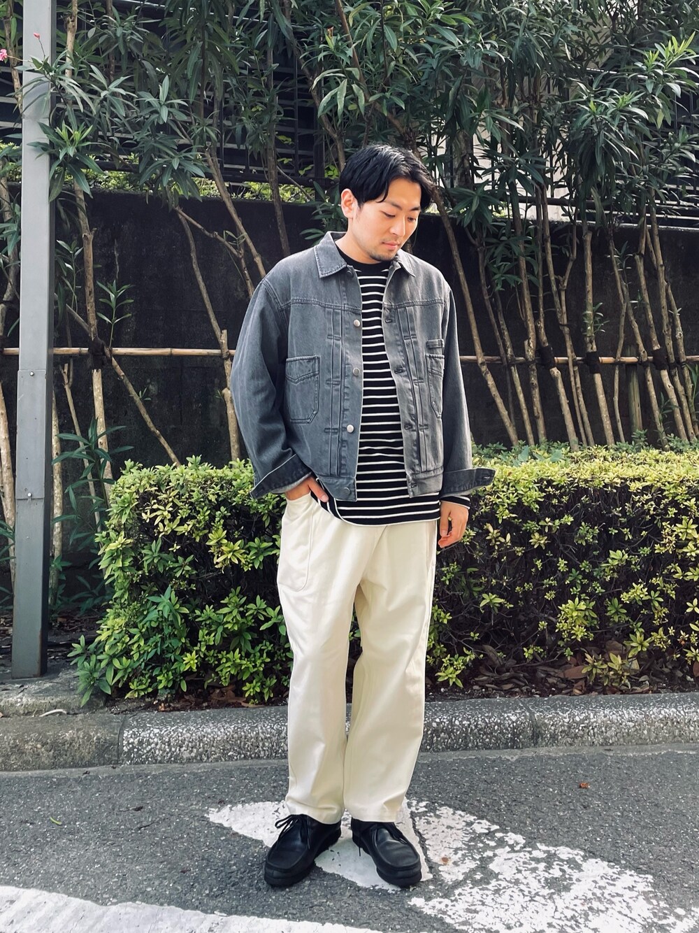 「シンプルコーデ、休日スタイル、秋コーデ、ストリートMIX、ワイドパンツ、低身長コーデ、今日のコーデ、おでかけコーデ、ジャケットスタイル、Gジャン、FREDY&GLOSTER、デニム、モノトーン、モノトーンコーデ」｜「GEVACOの【GEVACO/ゲバコ】10ozデニムジャケット（デニムジャケット、ブラック系）」を使った、shouen392さん（メンズ・166cm）の秋コーディネートの1枚目の写真