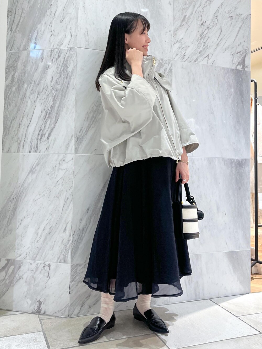 「スカート、ロング、ネイビー、フレア、フレアスカート、ポインテッドトゥ、ローファー、ROPÉ、ブルベ、高身長、骨格ナチュラル、きれいめカジュアル、お出かけ、大人カジュアル、カジュアル」｜「ROPE'のAnna Canvas Bag （アンナ キャンバス バッグ）【ポーチ付き】（ハンドバッグ、ブラック系）」を使った、amuroさん（レディース・167cm）の冬コーディネートの1枚目の写真