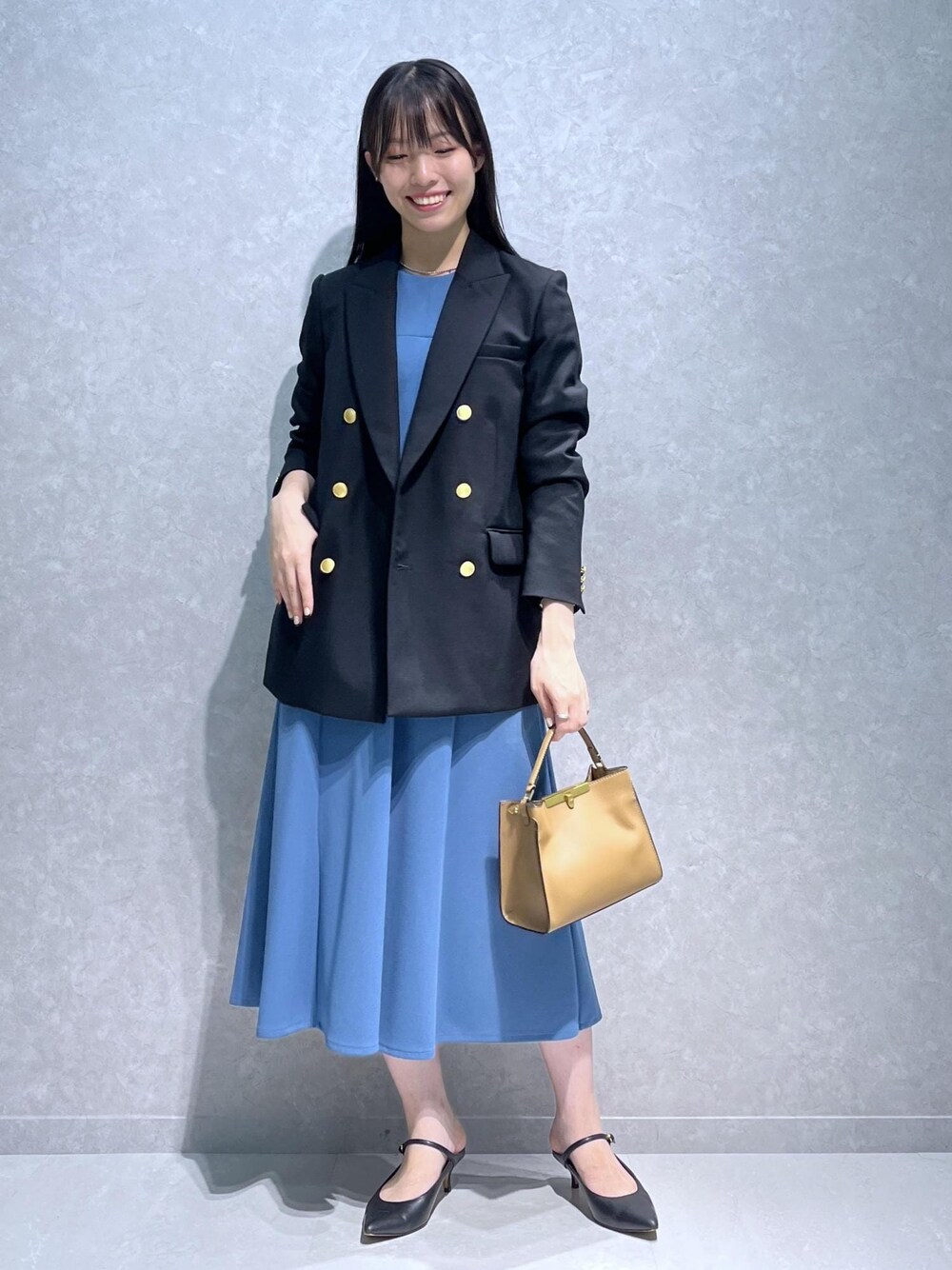 「otonaMUSE、長袖、ネイビー、ジャケット、ボタン、テーラード、ダブル、ダブルボタン、ブルー、フレア、パンプス、ポインテッドトゥ、ヒール、ストラップ、ROPÉ」｜「ROPE'のワンハンドルトップメタルミニバッグ（ショルダーバッグ、ベージュ系）」を使った、amuroさん（レディース・167cm）の秋コーディネートの1枚目の写真