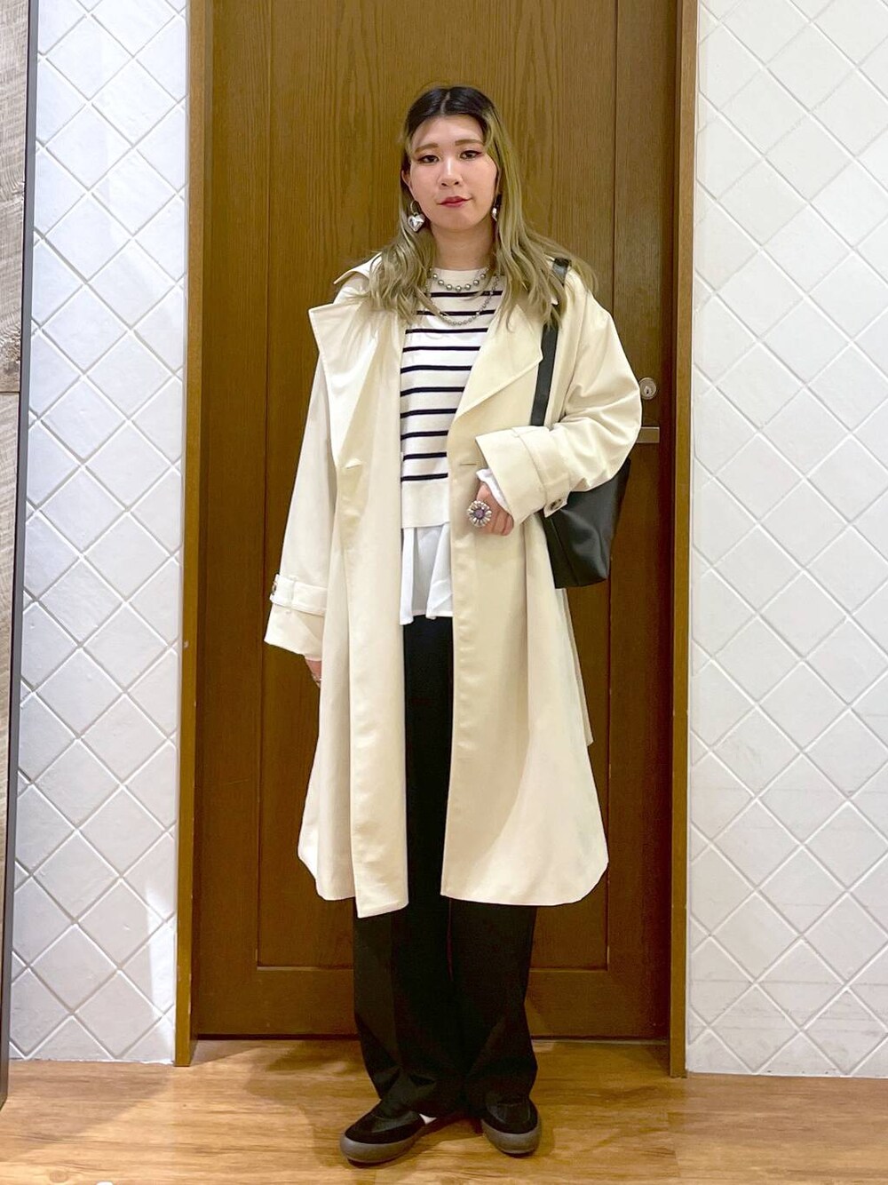 「スラックス、GLOBAL WORK、シンプルコーデ、トレンチコート、カジュアルコーデ、軽量、撥水、春コーデ」｜「GLOBAL WORKのメルティ布帛ドッキングプルオーバー/115968（ニット/セーター、ベージュ系）」を使った、megu46miさん（レディース・162cm）の冬コーディネートの1枚目の写真