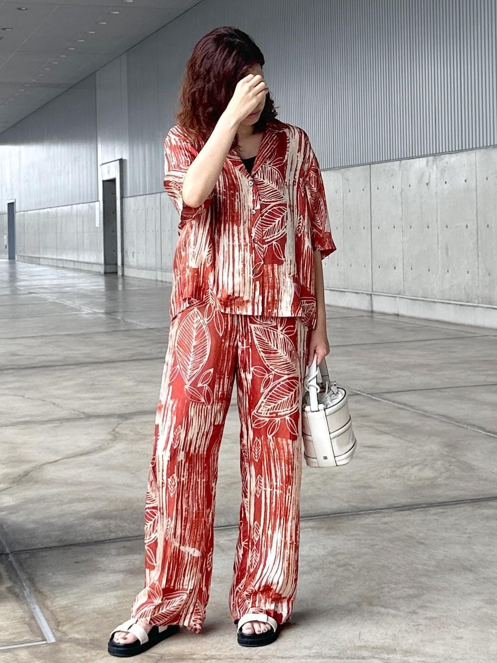 「パンツ、十分丈、オレンジ、総柄、ボタニカル、サンダル、フラット、厚底、夏コーデ、お出かけコーデ、旅行コーデ、大人カジュアル、セットアップ、ROPÉ、ナチュラル」｜「ROPE'のAnna Canvas Bag （アンナ キャンバス バッグ）【ポーチ付き】（ハンドバッグ、ホワイト系）」を使った、Mさん（レディース・161cm）の夏コーディネートの1枚目の写真