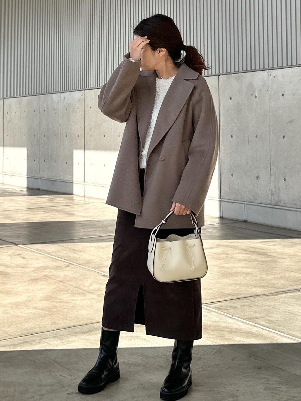 「初冬コーデ、冬コーデ、お仕事コーデ、お出かけコーデ、旅行コーデ、大人カジュアル、スカートスタイル、カジュアルコーデ、ROPÉ、ナチュラル、イエベ秋、ノーマル、トップス、ニット/セーター、ジャケット/アウター」｜「ROPE'の【高評価】スエードポケット付きスカート（スカート、ブラウン系）」を使った、Mさん（レディース・161cm）の冬コーディネートの1枚目の写真